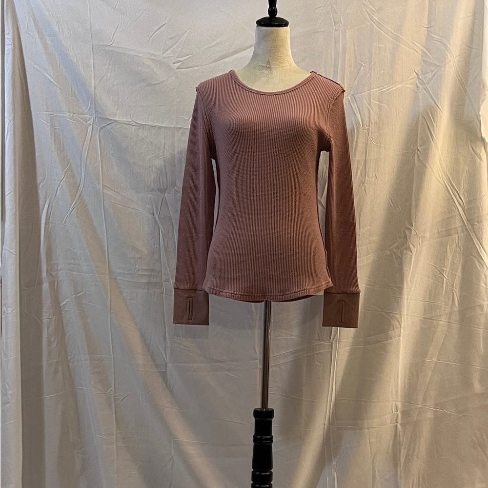 Morhuduck ribbed long sleeve mauve casual top with thumb holes. Size L